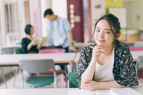 书二十几岁生机勃勃女大学生学习摄影合作keisenjogakuen大学图片