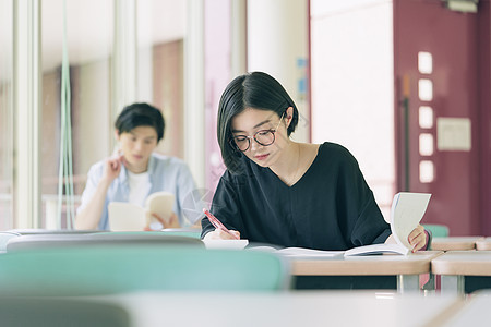 休息亚洲在学校的操场上女大学生学习摄影合作keisenjogakuen大学图片