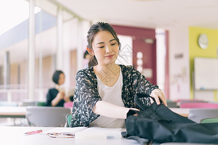 朋友夫妇学校女大学生学习摄影合作keisenjogakuen大学图片