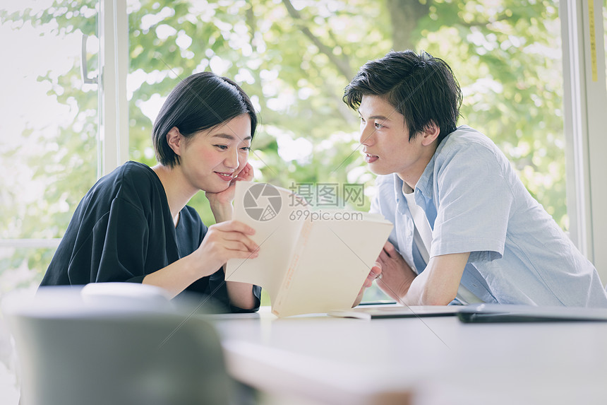 早晨文稿空间室内男女大学生学习摄影合作keisenjogakuen大学图片