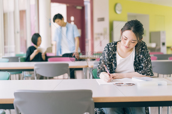 高校休息时间夫妇女大学生学习摄影合作keisenjogakuen大学图片