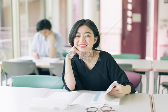 室内读审视女大学生学习摄影合作keisenjogakuen大学图片