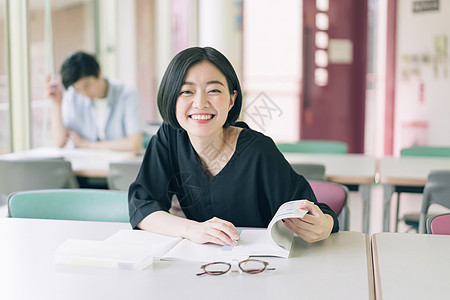 女同学打破女大学生学习摄影合作keisenjogakuen大学图片