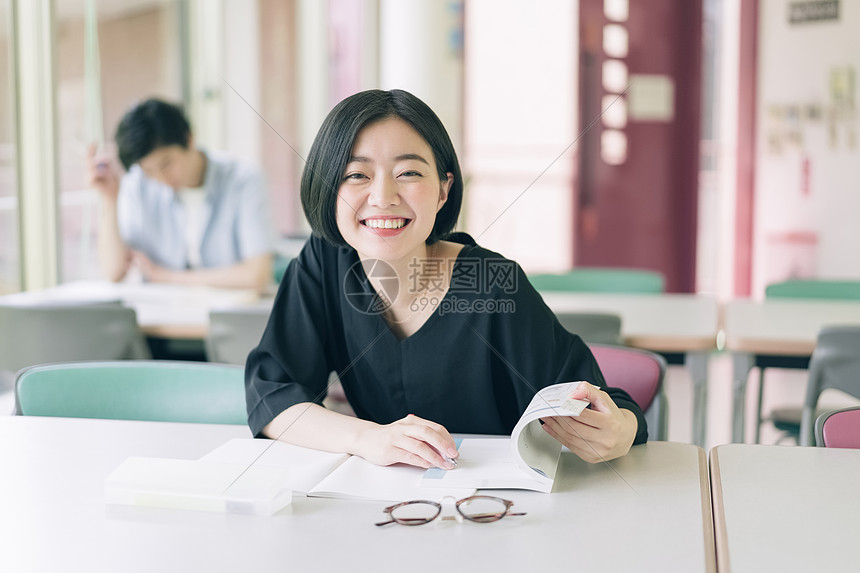 女同学打破女大学生学习摄影合作keisenjogakuen大学图片