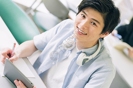 年轻男学生图书馆自习图片