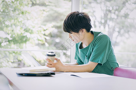 年轻男学生图书馆自习图片