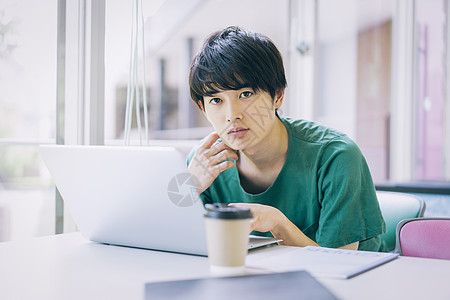 年轻男学生图书馆自习图片