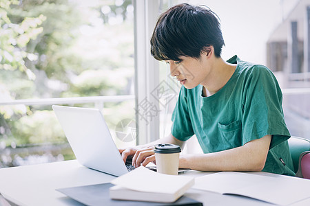 年轻男学生图书馆自习图片