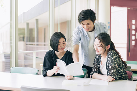 高兴清澈青少年男女大学生学习摄影合作keisenjogakuen大学图片