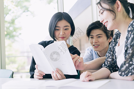 学院三个人女孩男女大学生学习摄影合作keisenjogakuen大学图片