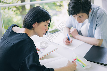 高校日本人青年男女大学生学习摄影合作keisenjogakuen大学图片