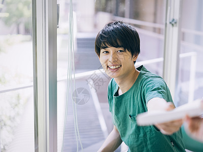 胸像高兴休假男大学生学习摄影合作keisenjogakuen大学图片