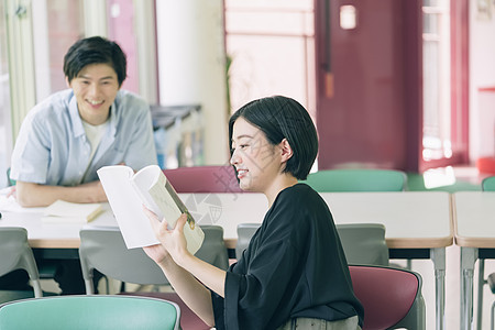 女人活力室内男女大学生学习摄影合作keisenjogakuen大学图片