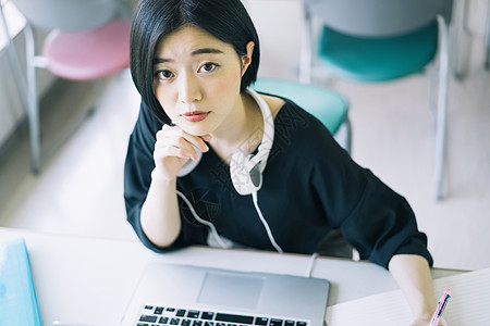 图书馆学习的年轻女子图片