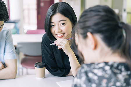 微笑的青年女子图片