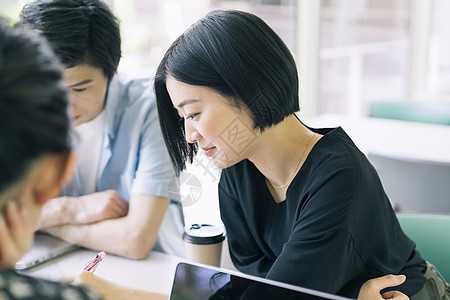 图书馆学习的年轻女子图片