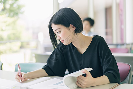 图书馆学习的年轻女子图片