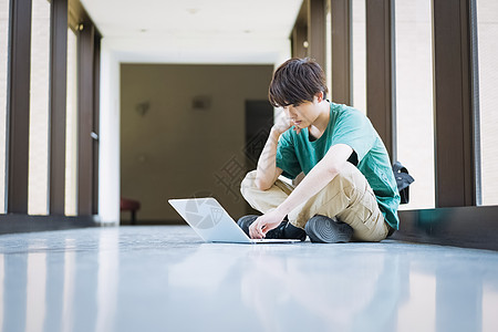 用笔记本电脑的男大学生图片