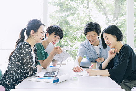 讨论学习的大学生们图片