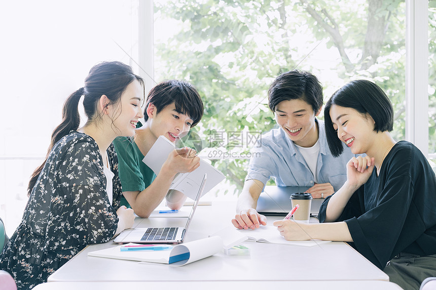 讨论学习的大学生们图片