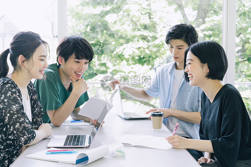 大学课堂学习的年轻人图片