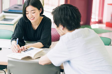 大学生课间小组讨论作业图片