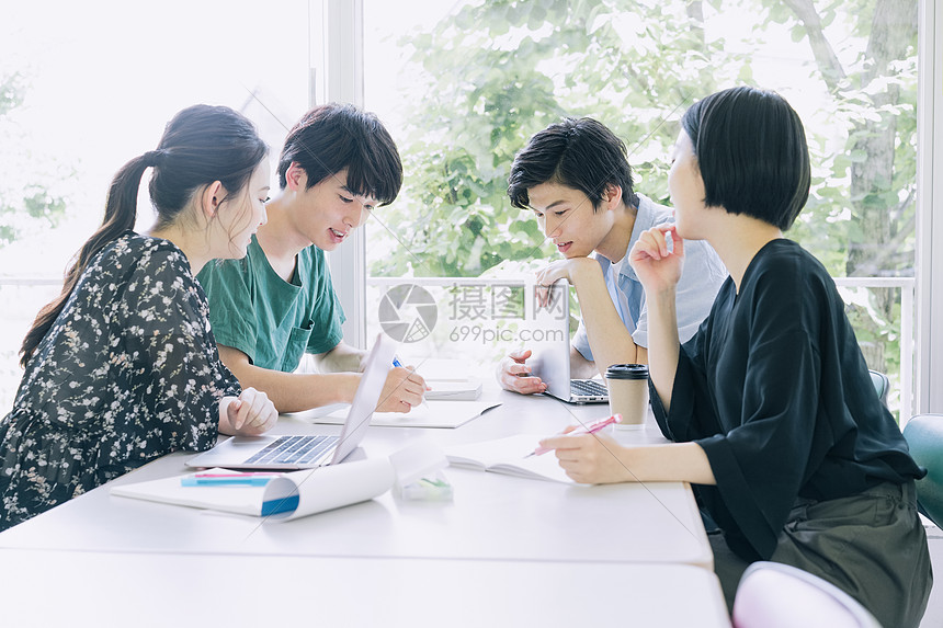 大学生课间小组讨论图片