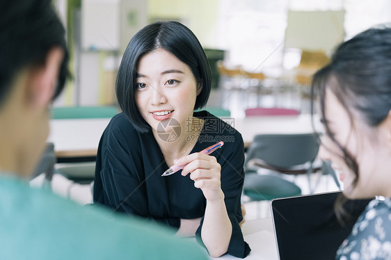 大学校园内学习的年轻人图片