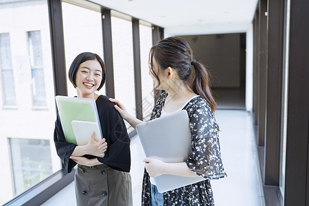 走廊上聊天说笑的女大学生图片