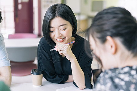 大学校园内的年轻人图片