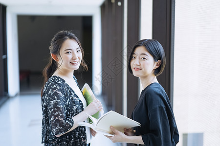 美丽在学校的操场上打碎女大学生校园生活摄影合作keisenjogakuen大学图片