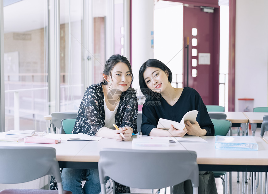 年轻女学生图书馆自习图片