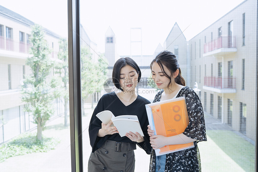 女人打碎同学女大学生学习摄影合作keisenjogakuen大学图片