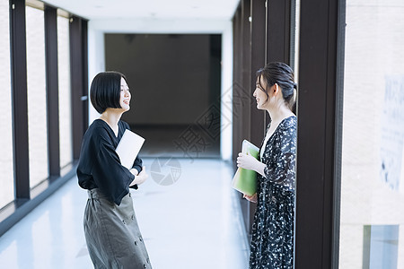 乐趣20多岁说话女大学生笔记本电脑耳机摄影合作keisenjogakuen大学图片