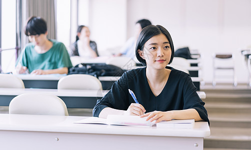 孤独的校园上课女大学生学习摄影合作keisenjogakuen大学图片