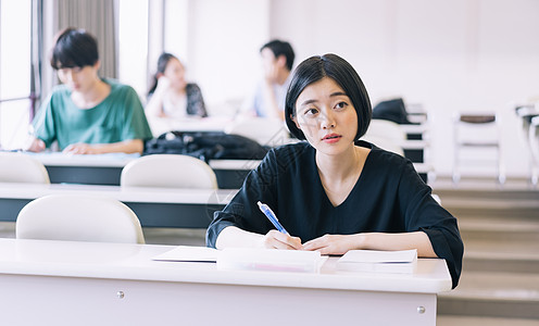 年轻女学生图书馆自习图片