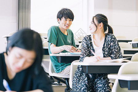 孤独的空白部分女人男女大学生学习摄影合作keisenjogakuen大学图片