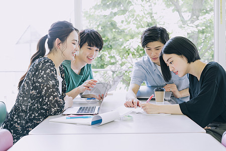 学校年轻学生图书馆自习交流图片