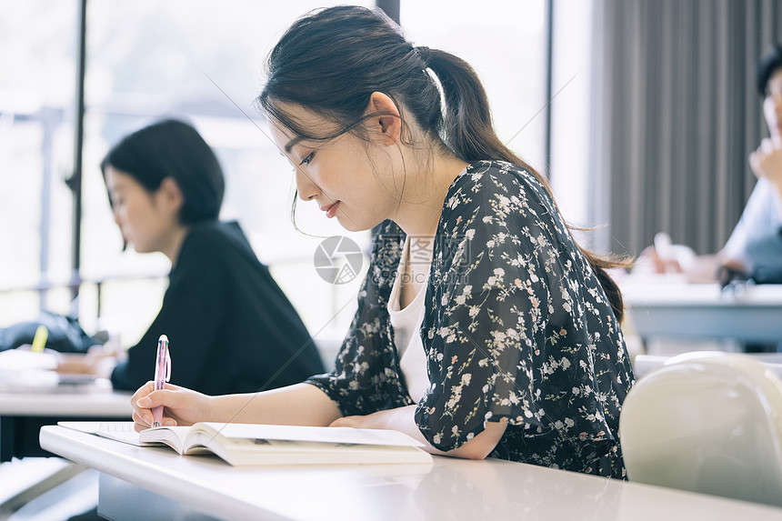 年轻学生图书馆自习交流图片