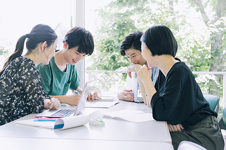 年轻学生图书馆自习交流图片