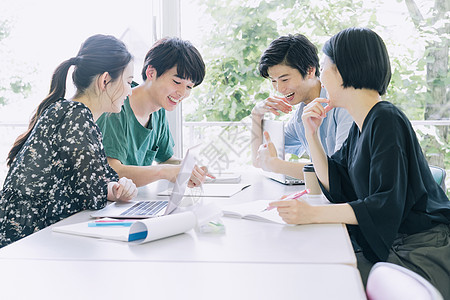 年轻学生图书馆自习交流图片