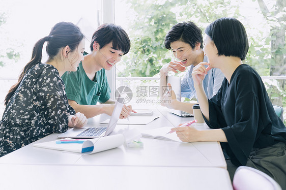 年轻学生图书馆自习交流图片