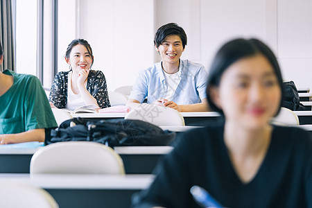 年轻学生图书馆自习交流图片