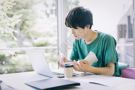 鲜绿咖啡自助餐厅男大学生电脑摄影合作keisenjogakuen大学图片