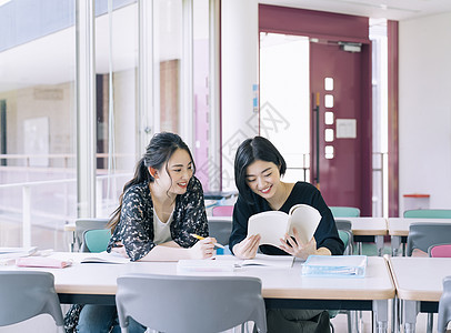 年轻学生图书馆自习交流图片