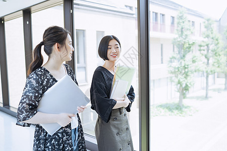 欢快微笑青年女大学生校园生活摄影合作keisenjogakuen大学图片