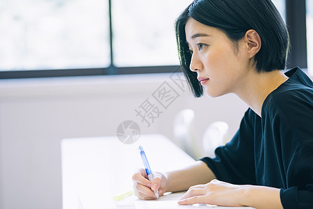 留白窗边严重的女大学生学习摄影合作keisenjogakuen大学图片