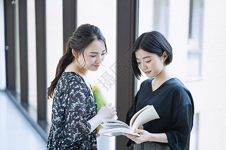 双人日本人女孩女大学生校园生活摄影合作keisenjogakuen大学图片