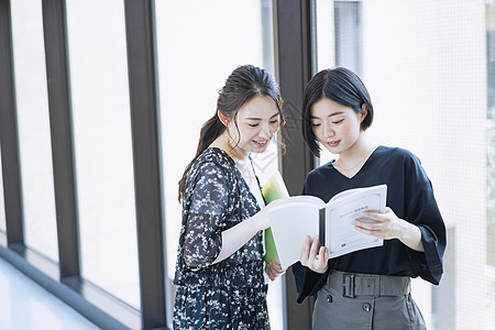 同学清澈二十多岁女大学生学习摄影合作keisenjogakuen大学图片