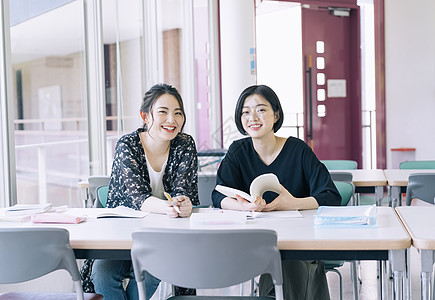 年轻学生图书馆自习交流图片